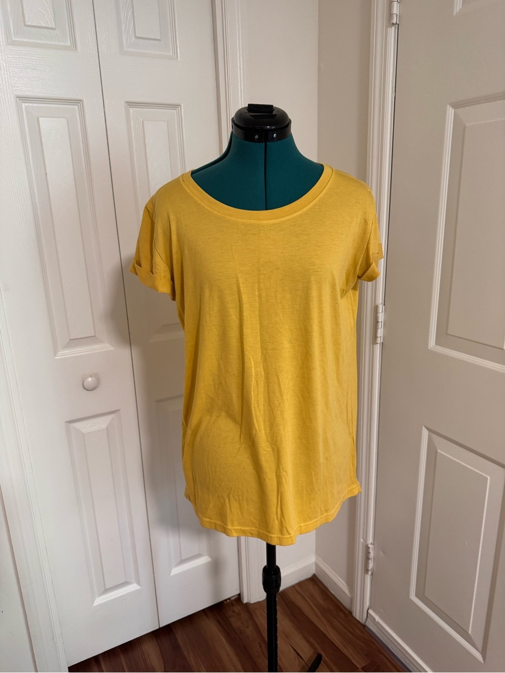 Women’s Casual Short-Sleeve Scoop Neck Top - Yellow